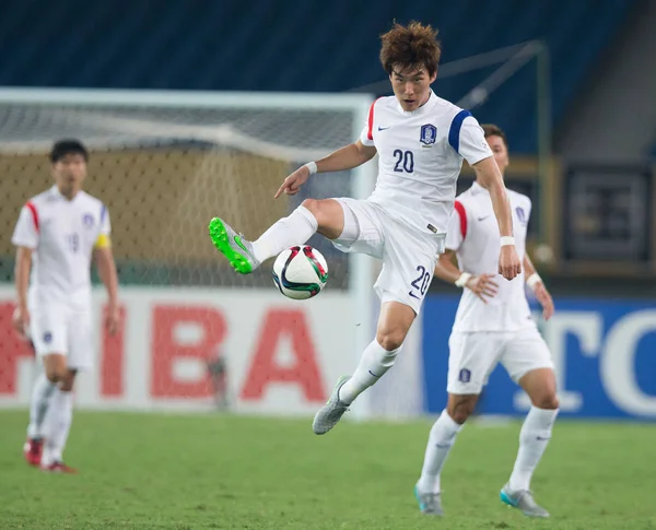 Jang Hyun Soo Sydkorea Passerar Bollen Mot Japan Sin Fotbollsmatch — Stockfoto