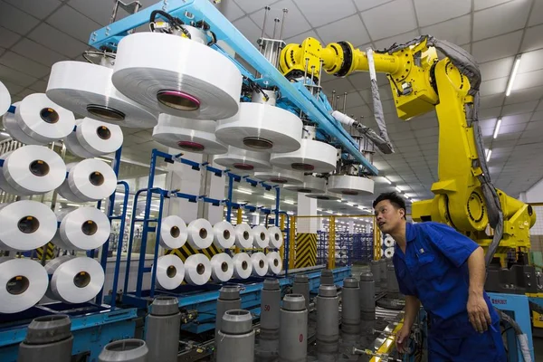 Ένας Κινέζος Εργαζόμενος Χειρίζεται Την Παραγωγή Νημάτων Ένα Εργοστάσιο Ενδυμάτων — Φωτογραφία Αρχείου
