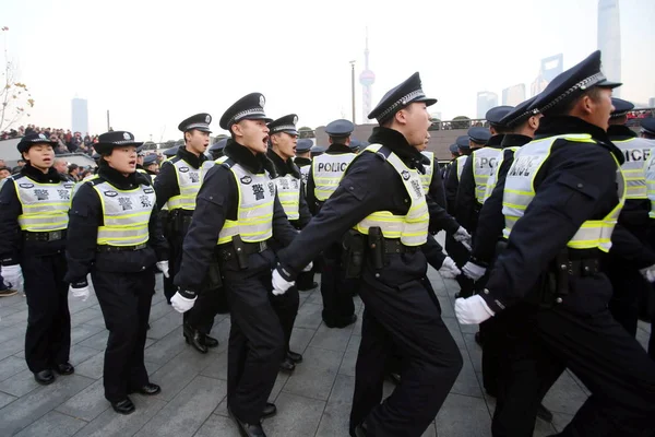 Gli Agenti Polizia Cinesi Urlano Slogan Mentre Vengono Schierati Vicino — Foto Stock