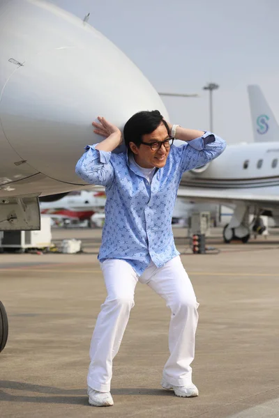 Bintang Kungfu Hong Kong Jackie Chan Berpose Depan Pesawat Embraer — Stok Foto