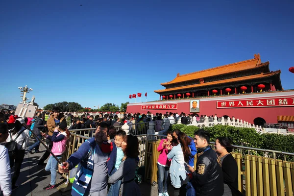 Toeristen Verdringen Tian Anmen Square Tijdens Nationale Dag Vakantie Beijing — Stockfoto