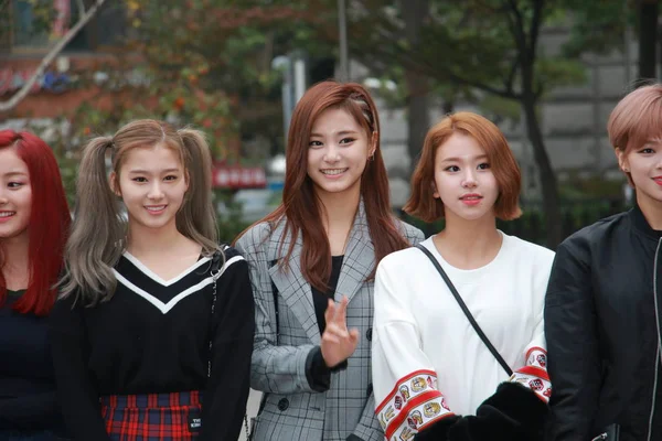 Miembros Del Grupo Femenino Surcoreano Dos Veces Posan Durante Una —  Fotos de Stock