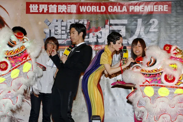 日本女演员米祖哈拉 和演员春鲁郎出席他们的新片 攻击泰坦 世界末日 的世界首映式 2015年9月15日 — 图库照片