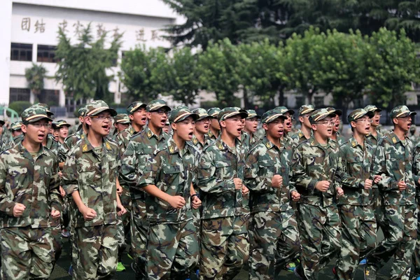 Jovens Estudantes Chineses Participam Uma Sessão Treinamento Militar Uma Escola — Fotografia de Stock