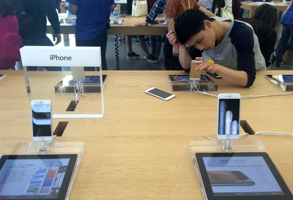 Customer Tries Out Iphone Smartphone Apple Store Hangzhou City East — Stock Photo, Image