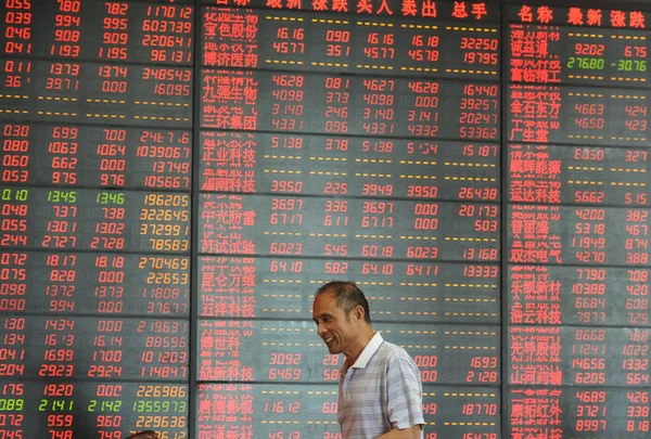 투자자 동쪽으로 중국의 2015 집에서 빨강과 떨어지는 가격에 가격을 산책으로 — 스톡 사진