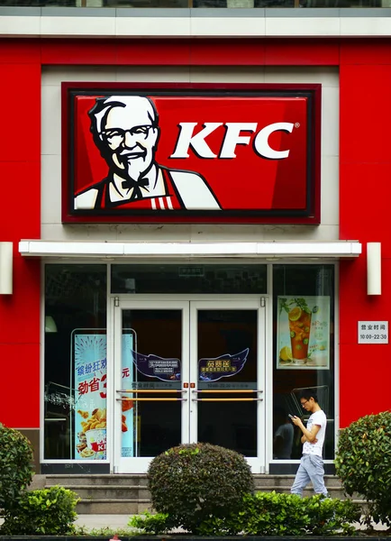 Pedestre Passa Por Restaurante Fast Food Kfc Yum Brands Cidade — Fotografia de Stock