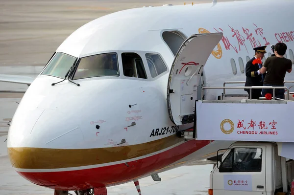 Пилот Вылетает Регионального Самолета Comac Arj21 Компании Sichuan Airlines После — стоковое фото