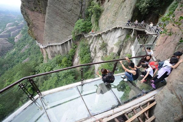 Τουρίστες Περπατούν Ένα Γυάλινο Skywalk Οποίο Μπορεί Παίξει Μια Μελωδία — Φωτογραφία Αρχείου