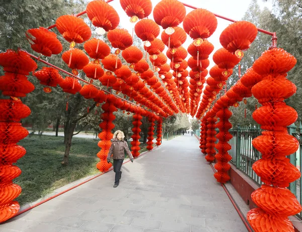 Pedestrian Walks Red Lantern Decorated Corridor Ahead Temple Fair Celebrate — Stock Photo, Image