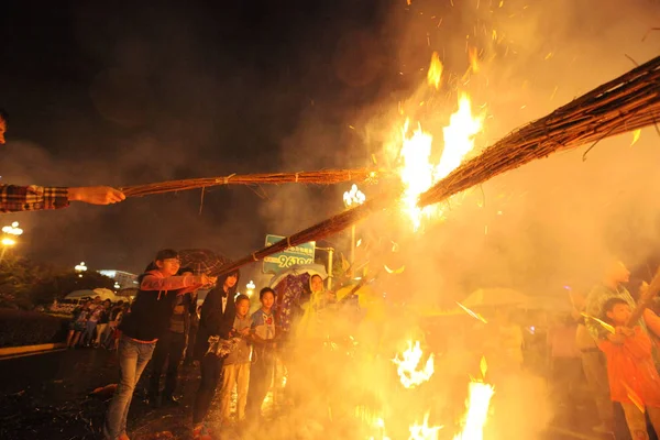 Turystów Osób Mniejszości Etnicznych Świętować Festiwal Palnika Xichang Prefekturze Autonomicznej — Zdjęcie stockowe