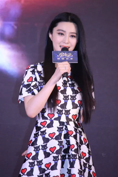 中国の女優范冰冰は 2015 上海で麒麟映画が発表した新作映画の記者会見で話す — ストック写真