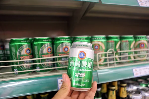 Een Klant Koopt Een Blik Van Tsingtao Bier Van Tsingtao — Stockfoto