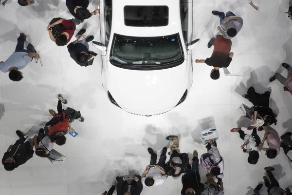 Visitantes Olham Para Carro Durante 16Th Shanghai International Automobile Industry — Fotografia de Stock