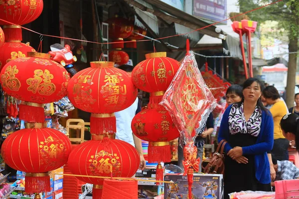 中国住民は赤提灯 デカール 三亜市 中国南部の海南省 2015 日の市場で中国太陰暦の新年の前夜に中国の旧正月を祝うためにスプリング フェスティバルの他の装飾を購入します — ストック写真