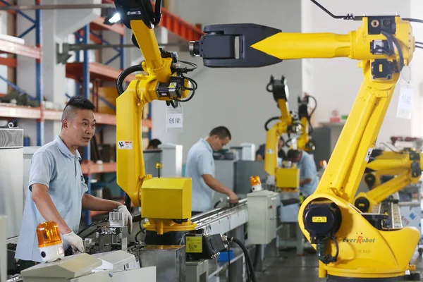 Operai Cinesi Testano Armi Robotiche Nello Stabilimento Zhejiang Everrobot Robotics — Foto Stock