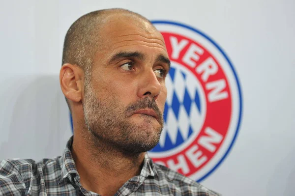 Głowy Trener Pep Guardiola Bayern Monachium Wygląda Podczas Towarzyskiego Meczu — Zdjęcie stockowe