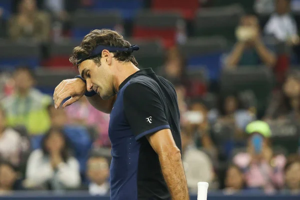 Roger Federer Suiza Limpia Sudor Mientras Compite Contra Albert Ramos —  Fotos de Stock