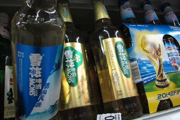 Πελάτης Αγοράζει Ένα Μπουκάλι Μπύρας Χιόνι Της Κίνας Πόρων Χιόνι — Φωτογραφία Αρχείου