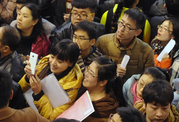 Chinese Undergraduates Crowd Stalls Look Employments Job Fair Taiyuan University — Stock Photo, Image