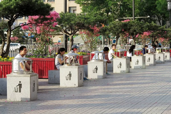 2015年4月28日 在中国西北陕西省西安市 人们在人行道上排起了长队的垃圾桶旁休息 — 图库照片