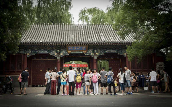 Turisták Tömeg Előtt Egy Kaput Peking Kína Peking Egyetem 2012 — Stock Fotó