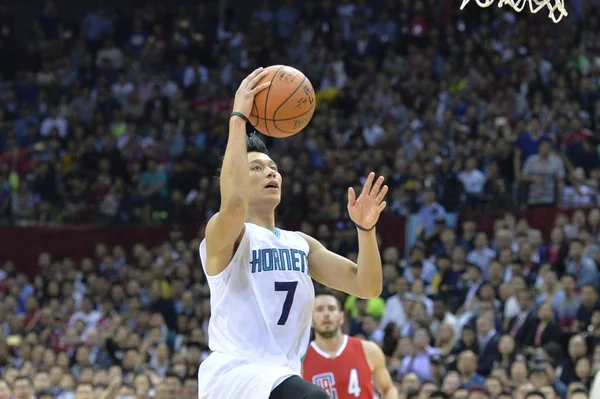 Nba Basketballstar Jeremy Lin Der Charlotte Hornets Fährt Zum Korb — Stockfoto