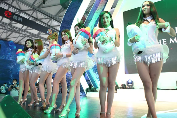 Showgirls Chinos Vestidos Con Trajes Sexy Posan Durante 11ª China — Foto de Stock