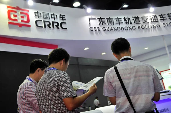Άνθρωποι Επισκέπτονται Περίπτερο Της Crrc Κίνα Σιδηροδρομική Κυλιόμενη Stock Corp — Φωτογραφία Αρχείου