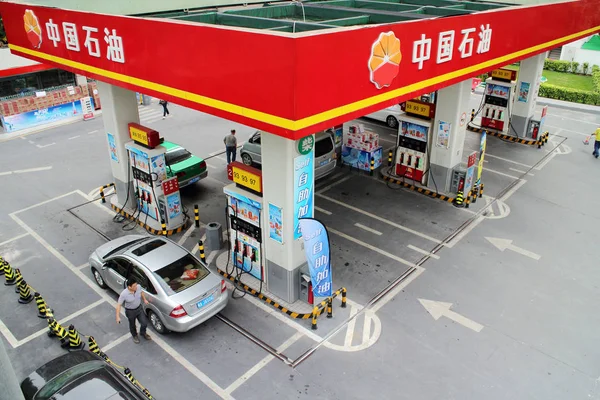 Автомобили Заправляются Азс Petrochina Дочерней Компании Cnpc China National Petroleum — стоковое фото