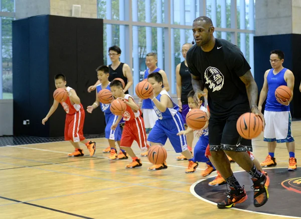 Nba Star Lebron James Front Instructs Young Chinese Kids Playing — Stock Photo, Image