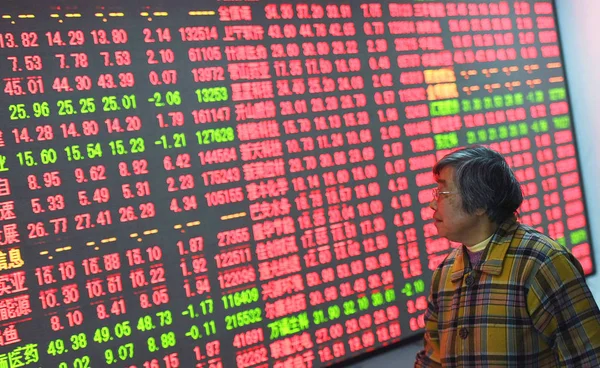 Ein Chinesischer Aktienanleger Blickt Auf Einen Bildschirm Auf Dem Die — Stockfoto