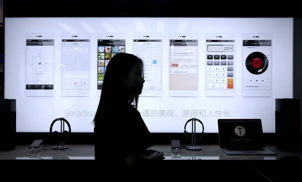 Kínai Ügyfél Áll Előtt Egy Hirdetést Smartisan Okostelefon Egy Boltban — Stock Fotó