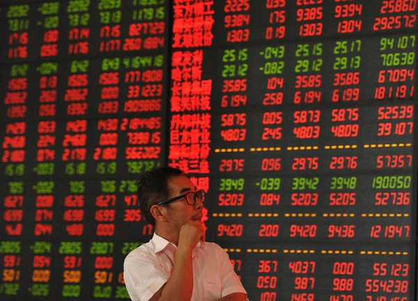 투자자 2015 중국의 안후이 시에서 빨강과 떨어지는 주식의 가격에 보이는 — 스톡 사진