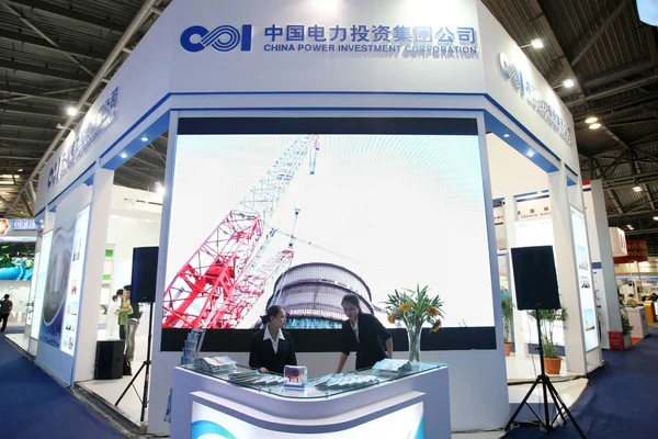 Kinesiska Anställda Ses Stand China Power Investment Corporation Cpic Den — Stockfoto