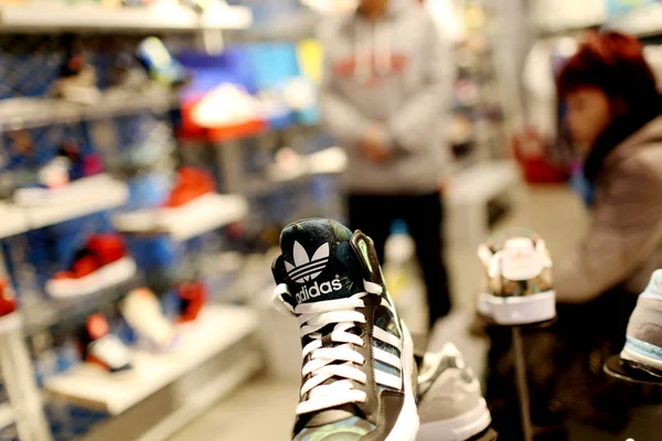 Клиент Магазина Спортивной Обуви Компании Adidas Шанхае Китай Февраля 2015 — стоковое фото