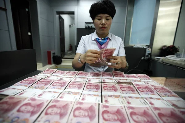 Empleado Chino Cuenta Los Billetes Yuan Rmb Renminbi Banco Ciudad — Foto de Stock