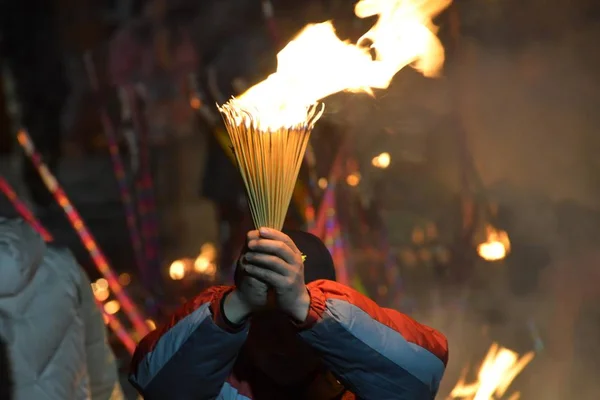Seorang Penyembah Tionghoa Membakar Dupa Untuk Berdoa Demi Keberuntungan Dan — Stok Foto
