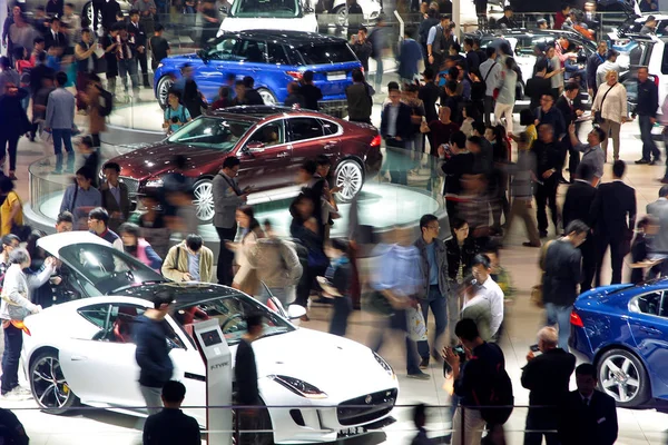Відвідувачів Товпляться Стенд Jaguar Land Rover Під Час Шанхай Міжнародного — стокове фото