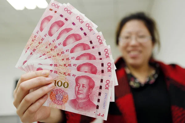 Uma Mulher Chinesa Mostra Nova Versão Rmb Renminbi Notas 100 — Fotografia de Stock