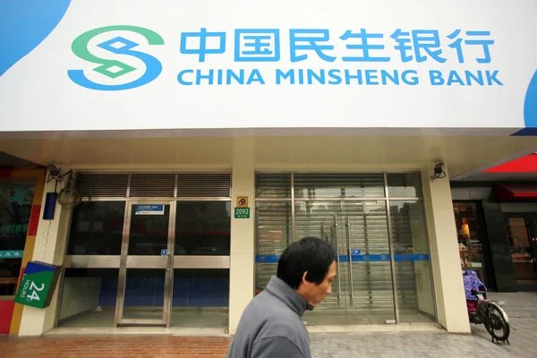 Ein Fußgänger Geht Einer Filiale Der Chinesischen Minsheng Bank Shanghai — Stockfoto