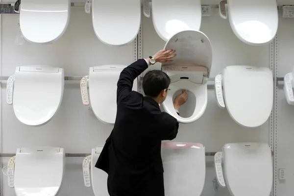 Employé Chinois Montre Siège Toilette Intelligent Dans Une Usine Panasonic — Photo