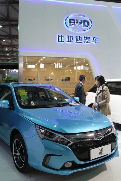 Visitante Mira Automóvil Eléctrico Byd Qin Durante Feria Internacional Industria — Foto de Stock