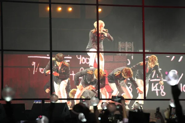 韩国男孩团体 Bts 班坦男孩 的成员在音乐会 2015 Bts 现场三部曲在香港 红子弹 在中国香港的环球旅行中 2015年8月29日 — 图库照片