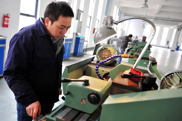2015年1月8日 中国工人在中国中部湖北省宜昌市的一家工厂处理电液伺服阀的生产 — 图库照片
