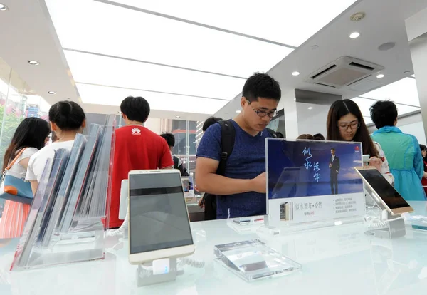 Customers Try Out Huawei Smartphones Huawei Store Shanghai China June — Stock Photo, Image