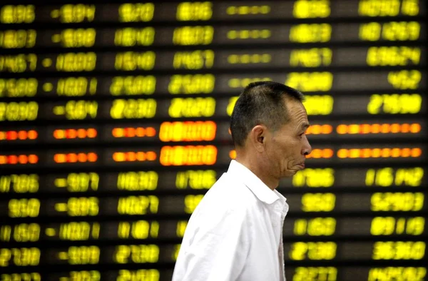 Concerned Chinese Investor Walks Screen Displaying Prices Shares Green Price — Stock Photo, Image