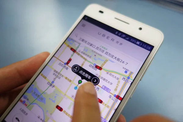 Ein Chinesischer Handynutzer Nutzt Die Taxi App Uber Auf Seinem — Stockfoto