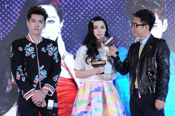 Chinese Actress Fan Bingbing Center Speaks Next Singer Actor Kris — Stock Photo, Image