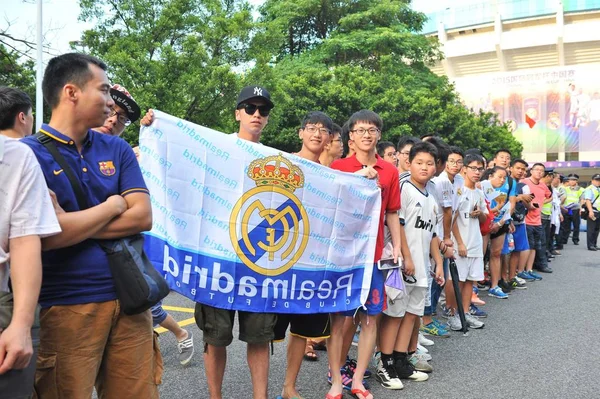 Chinese Football Fans Hold Flags Real Madrid Ahead Soccer Match — Stock Photo, Image
